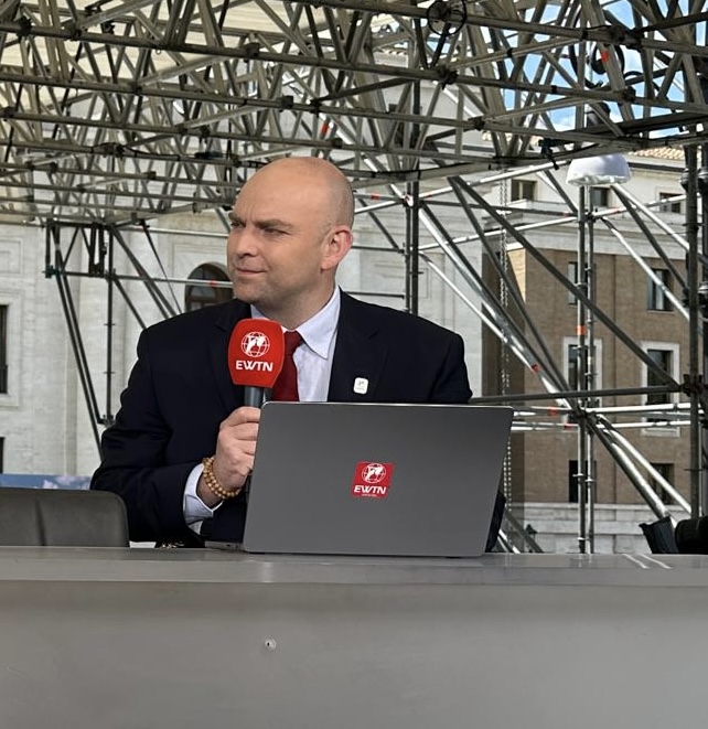 Pål Johannes Nes med EWTN-mikrofon ved en TV-pult.